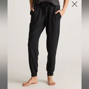 {Quince} Black Flowknit Mid-Rise Joggers